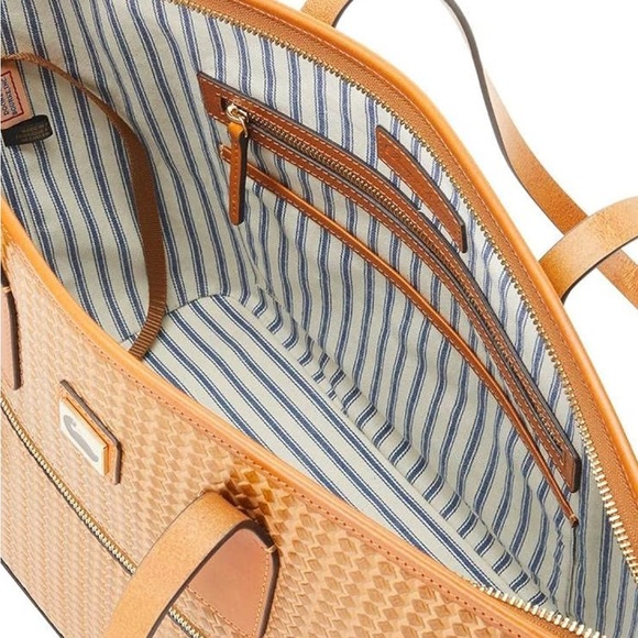 👜Dooney & Burke with wallet, comes with dust bag. Preloved excellent condition. - Picture 5 of 7